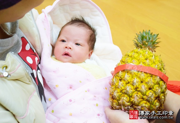 剃胎毛、滿月剃頭、嬰兒剃頭、嬰兒理髮、嬰兒剃髮、嬰兒剃胎毛、嬰兒滿月剃頭、寶寶剃頭、剃胎毛儀式、剃胎毛吉祥話、滿月剃頭儀式、滿月剃頭吉祥話、寶寶剃胎毛、寶寶滿月剃頭理髮、新北永和區剃胎毛、新北永和區滿月剃頭、新北永和區嬰兒剃頭剃胎毛、新北永和區嬰兒理髮、新北永和區嬰兒剃髮、陳寶寶(新北永和區嬰兒寶寶滿月剃頭理髮、免費嬰兒剃胎毛儀式吉祥話)。中國風會場，爸媽寶貝免費穿「日中韓」古裝禮服。專業拍照、DVD光碟、證書。★購買「臍帶章、肚臍章、胎毛筆刷印章」贈送：剃頭、收涎、抓周，三選一。2016.01.13 照片13